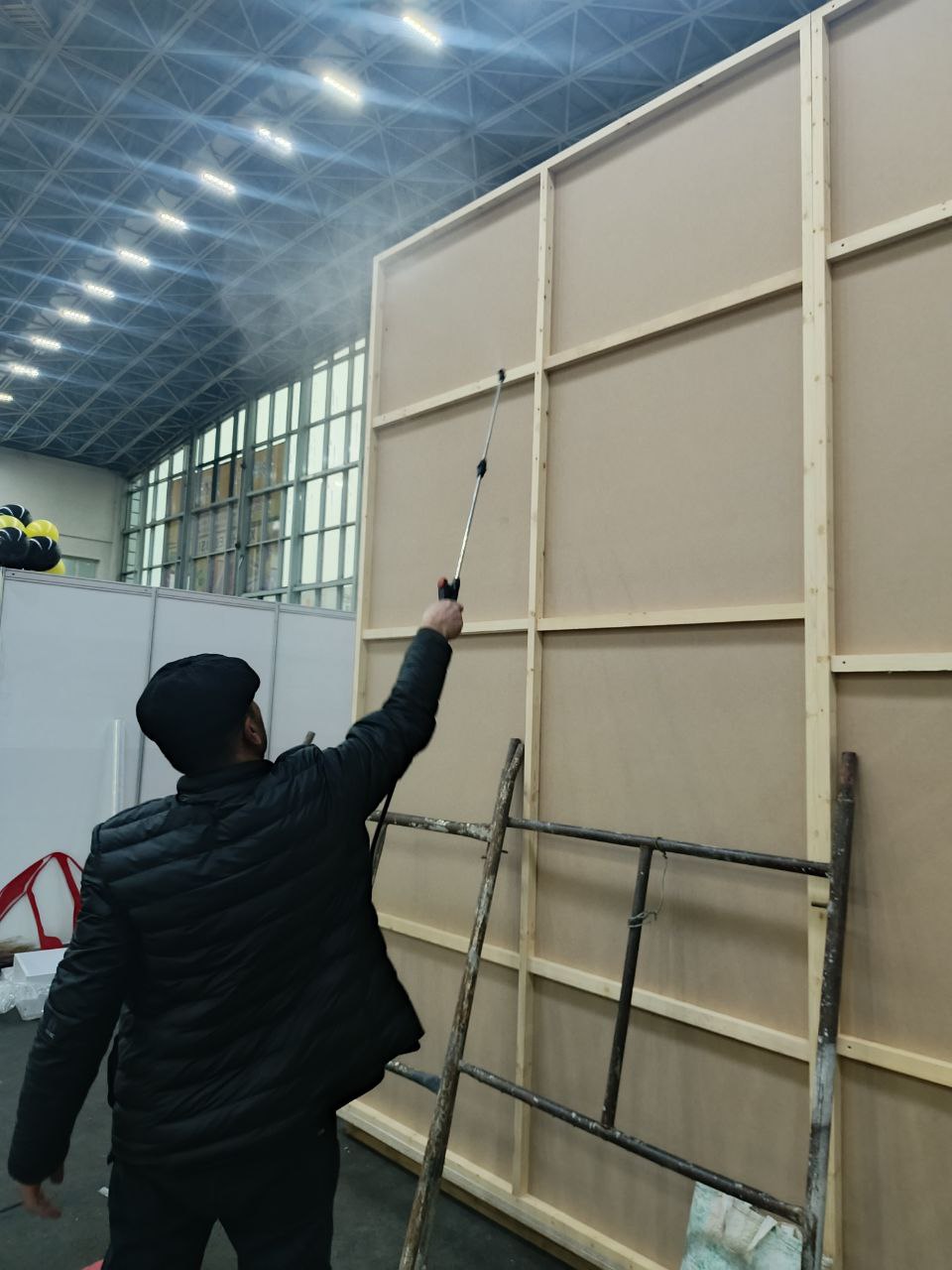 Нанесение состава на напольное покрытие в выставочном пространстве
